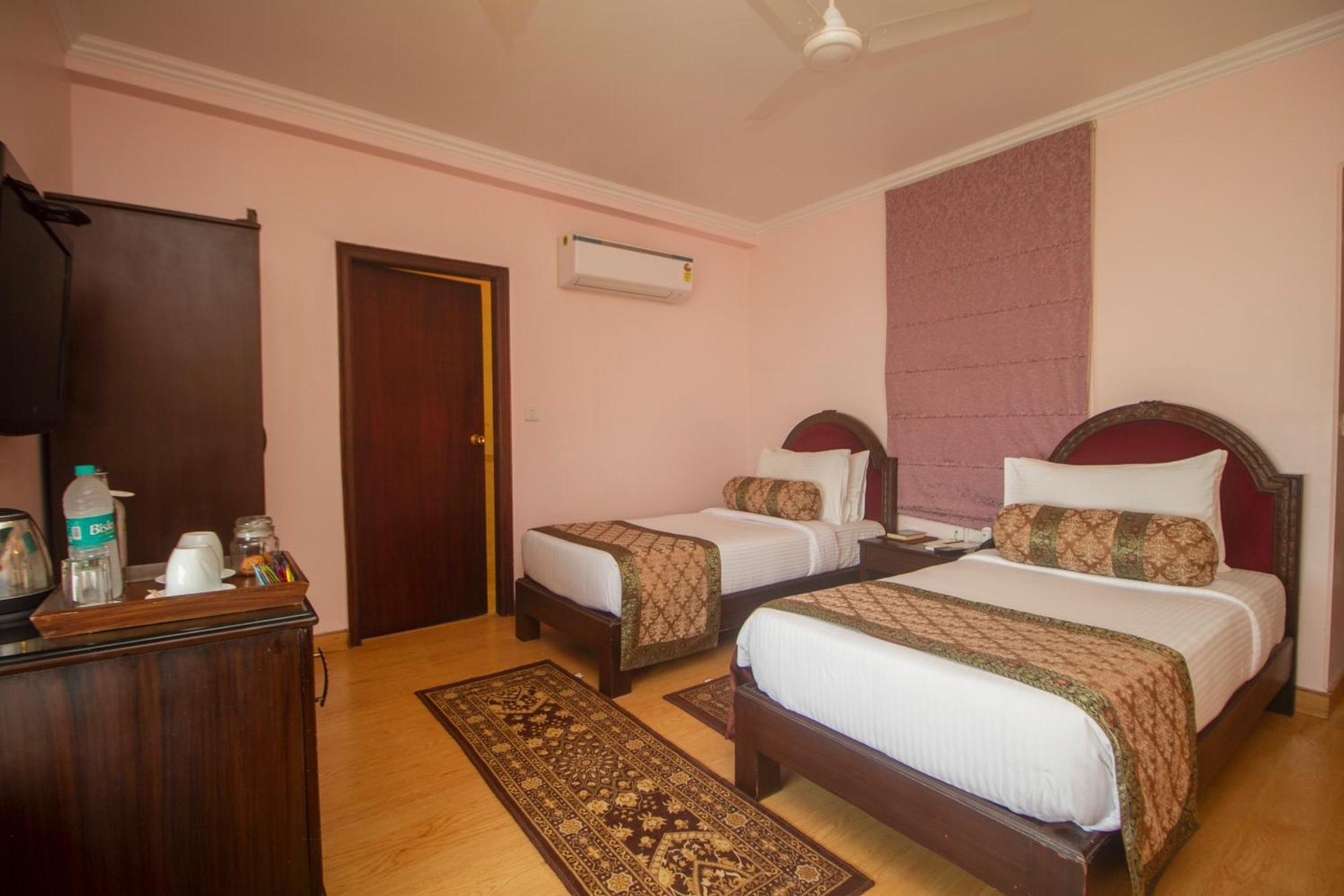 Отель Amritara Suryauday Haveli Варанаси Экстерьер фото